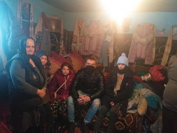 Apel umanitar: O bunică și cei trei nepoți ai săi – abandonați de mamă – au nevoie de ajutor (GALERIE FOTO)