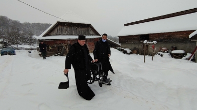 „Pastorație socială”: Sectorul Social-Filantropic și Misionar din cadrul Episcopiei a oferit un scaun cu rotile unei persoane cu dizabilități (FOTO)