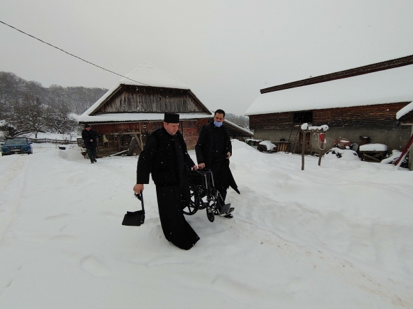 „Pastorație socială”: Sectorul Social-Filantropic și Misionar din cadrul Episcopiei a oferit un scaun cu rotile unei persoane cu dizabilități (FOTO)