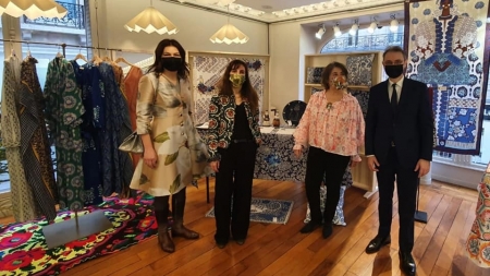 Colecția primăvară-vară a casei de modă și parfumuri Fragonard din Paris, inspirată din arta populară românească; La loc de cinste se află și creațiile Mariei Zapca (FOTO)