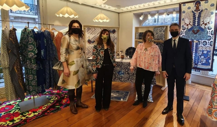 Colecția primăvară-vară a casei de modă și parfumuri Fragonard din Paris, inspirată din arta populară românească; La loc de cinste se află și creațiile Mariei Zapca (FOTO)