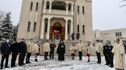 Sfânta Liturghie în Parohia „Soborul Sfinților 12 Apostoli” din Baia Mare (FOTO)