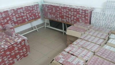 Peste 17.000 de pachete cu ţigări de contrabandă au fost descoperite ascunse în peretele dublu al unei mașini