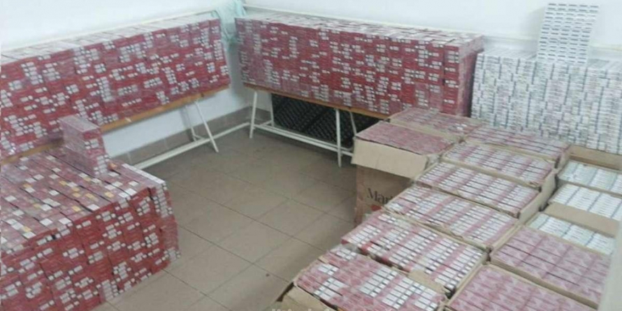 Peste 17.000 de pachete cu ţigări de contrabandă au fost descoperite ascunse în peretele dublu al unei mașini