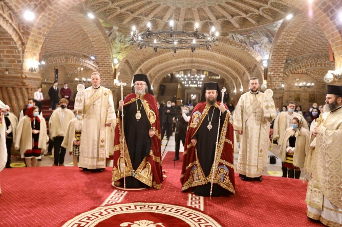 De praznicul Sfinţilor Trei Ierarhi: PS Iustin a slujit împreună cu PS Timotei la Catedrala Episcopală din Baia Mare (FOTO)