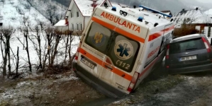 Actualizare 2: 112: Ambulanță acroșată de mașină în Bârsana. Șoferul autoturismului a fugit de la fața locului. O pacientă din autospecială a fost rănită (FOTO)