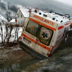 Actualizare 2: 112: Ambulanță acroșată de mașină în Bârsana. Șoferul autoturismului a fugit de la fața locului. O pacientă din autospecială a fost rănită (FOTO)