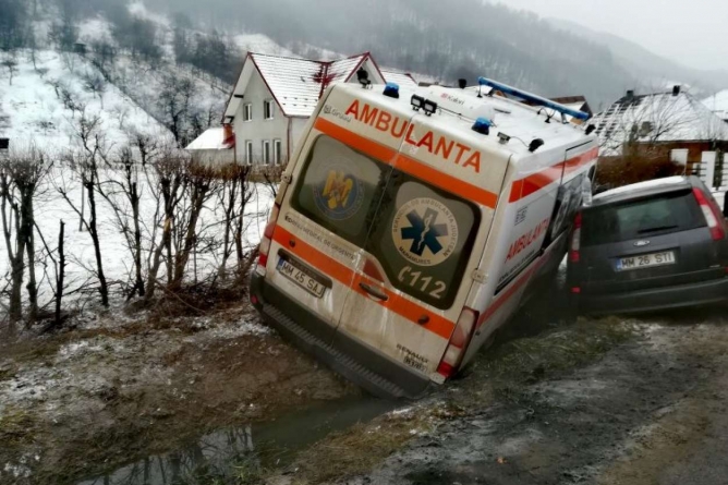 Actualizare 2: 112: Ambulanță acroșată de mașină în Bârsana. Șoferul autoturismului a fugit de la fața locului. O pacientă din autospecială a fost rănită (FOTO)