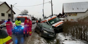 Cazul ambulanței implicate în accident, în Bârsana: Șoferul care ar fi fugit de la fața locului a fost reținut de polițiștii maramureșeni