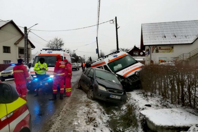 Cazul ambulanței implicate în accident, în Bârsana: Șoferul care ar fi fugit de la fața locului a fost reținut de polițiștii maramureșeni