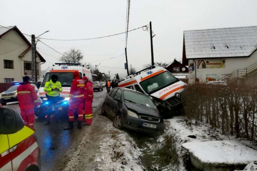 Cazul ambulanței implicate în accident, în Bârsana: Șoferul care ar fi fugit de la fața locului a fost reținut de polițiștii maramureșeni