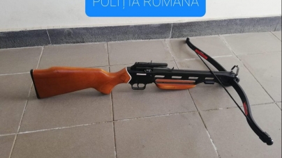 Armă deținută ilegal: Arbaletă confiscată de la un tânăr din Oncești. Intenționase să o pună în vânzare (FOTO)