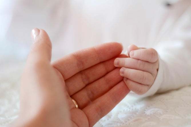 Să ne mobilizăm: Un bebeluș de trei săptămâni, din Baia Mare, are nevoie urgent de o operație la inimă