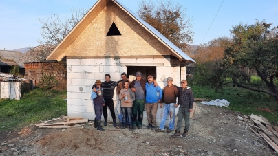 Unitate în comunitate: Credincioșii parohiei Lăpuș I s-au mobilizat exemplar și au construit o casă pentru un bărbat cu dizabilități (FOTO)
