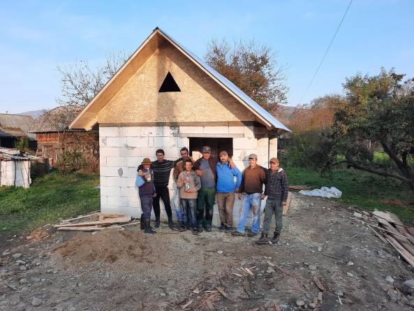 Unitate în comunitate: Credincioșii parohiei Lăpuș I s-au mobilizat exemplar și au construit o casă pentru un bărbat cu dizabilități (FOTO)