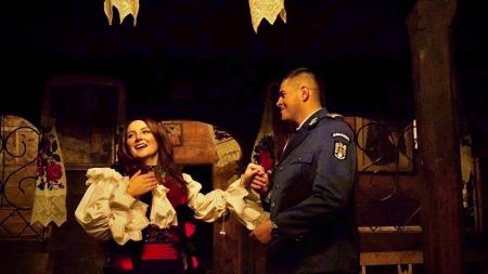 Inedit: Un jandarm maramureșean și-a cerut în căsătorie iubita jandarmeriță la Biserica UNESCO din Budești, un simbol pentru Inspectorat (FOTO)