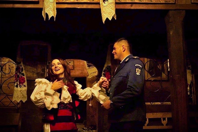Inedit: Un jandarm maramureșean și-a cerut în căsătorie iubita jandarmeriță la Biserica UNESCO din Budești, un simbol pentru Inspectorat (FOTO)