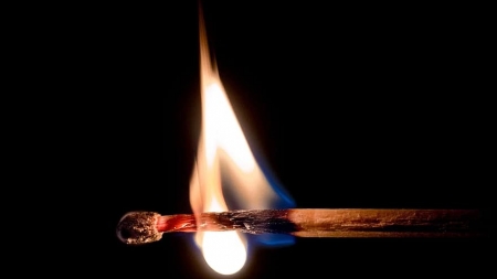 Incredibil: Un băimărean a turnat țuică peste propria soție, după care a incendiat-o. Grozăvia s-a produs pe fondul consumului de alcool