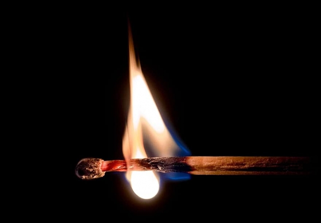 Incredibil: Un băimărean a turnat țuică peste propria soție, după care a incendiat-o. Grozăvia s-a produs pe fondul consumului de alcool