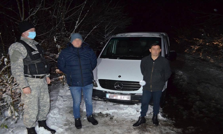 Scene ca-n filme la Barajul Firiza: Contrabandist împușcat în timpul ce era urmărit de polițiștii de frontieră. Trei mașini erau dubuite cu țigări (FOTO)