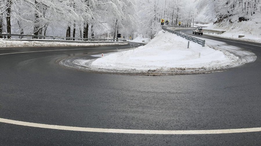 Iarnă în Maramureș: Strat de zăpadă de până la 34 centimetri în zona montană. Cum se circulă pe principalele șosele din județ
