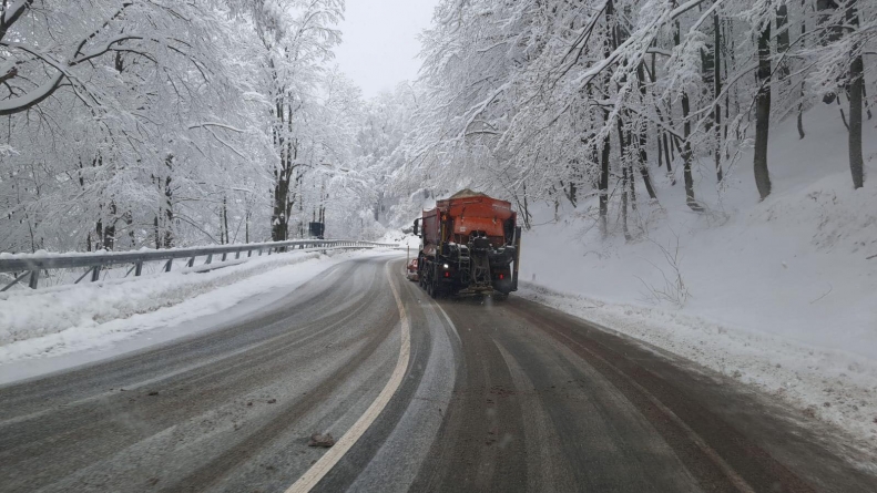 Actualizare: Iarnă în Maramureș: Strat de zăpadă de până la 55 centimetri. Cum se circulă pe șoselele principale din județ