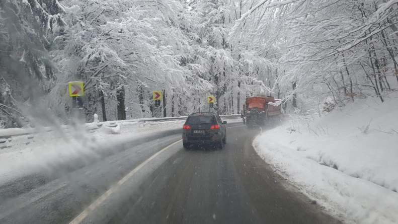 Iarnă în Maramureș: Strat de zăpadă de până la 18 centimetri și vânt de până la 72 km/h. Cum se circulă pe principalele șosele din județ