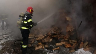 Foc: Incendiu violent într-o gospodărie din Vișeu de Mijloc (FOTO)