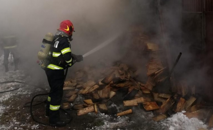 Foc: Incendiu violent într-o gospodărie din Vișeu de Mijloc (FOTO)