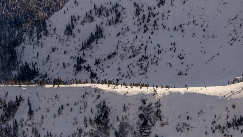 La marginea dintre anotimpuri: Stratul de zăpadă este, în continuare, aproape de un metru în Munții Rodnei