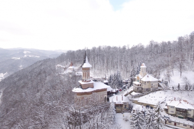 Frumusețile Maramureșului: Peisaj de iarnă la Mănăstirea Rohia (GALERIE FOTO)