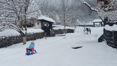 „Hai afară la zăpadă!”: Copiii mici și mari sunt așteptați la săniuș la Muzeul Satului din Baia Mare