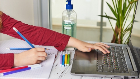 Educația continuă: Noi echipamente IT pentru elevii maramureșeni