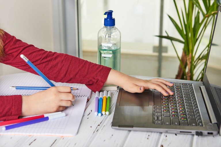 Educația continuă: Noi echipamente IT pentru elevii maramureșeni