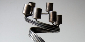 Obiectul săptămânii la Muzeul Maramureșan: Sfeșnic din argint pentru comemorarea Holocaustului