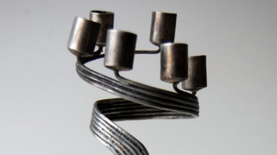 Obiectul săptămânii la Muzeul Maramureșan: Sfeșnic din argint pentru comemorarea Holocaustului