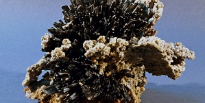 Frumusețile Maramureșului: Un eșantion mineral din stibină și calcit, exponatul săptămânii la Muzeul de Mineralogie din Baia Mare (FOTO)