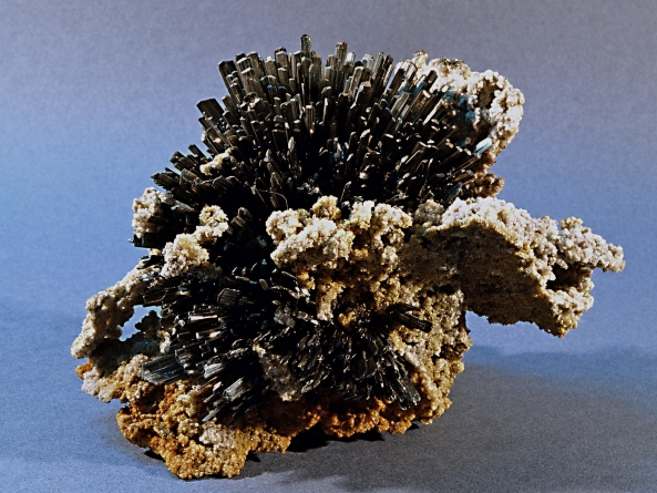 Frumusețile Maramureșului: Un eșantion mineral din stibină și calcit, exponatul săptămânii la Muzeul de Mineralogie din Baia Mare (FOTO)