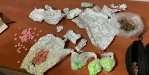 Aveau un arsenal de substanțe interzise: Trei traficanți de droguri din Maramureș, arestați preventiv, după ce au fost prinși în flagrant (VIDEO ȘI FOTO)