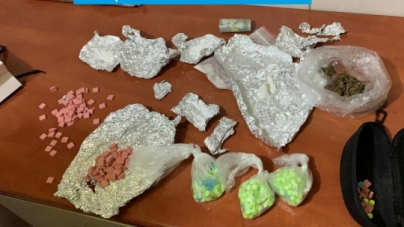 Aveau un arsenal de substanțe interzise: Trei traficanți de droguri din Maramureș, arestați preventiv, după ce au fost prinși în flagrant (VIDEO ȘI FOTO)