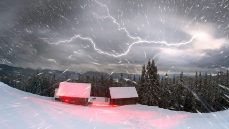Fenomen meteo neobișnuit: Tunete și fulgere în Maramureș, la final de ianuarie. Furtuna a adus ploaie torențială, în Baia Mare, la 3-4 grade Celsius