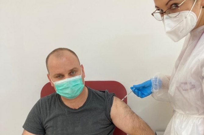 Imunizare: Prefectul județului Maramureș s-a vaccinat astăzi împotriva COVID-19. „Nu am absolut nicio reacție adversă. Îndemn cetățenii să se vaccineze” (FOTO)