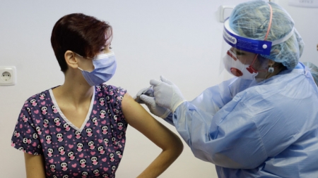 Vaccinarea în Maramureș: Linie prioritară pentru angajații de învățământ. S-au înscris 285 persoane pentru centrele din Baia Mare și Sighetu Marmației