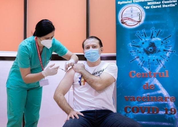 Premierul Florin Cîțu s-a vaccinat împotriva COVID-19: „Rămânem la obictivul nostru, 10.400.000 români vaccinați până în septembrie” (FOTO)