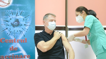Klaus Iohannis s-a vaccinat împotriva COVID-19: „Este o procedură simplă, nu doare. Acest vaccin e sigur și eficient” (FOTO)