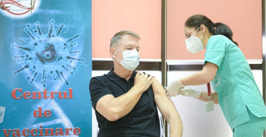 Klaus Iohannis s-a vaccinat împotriva COVID-19: „Este o procedură simplă, nu doare. Acest vaccin e sigur și eficient” (FOTO)