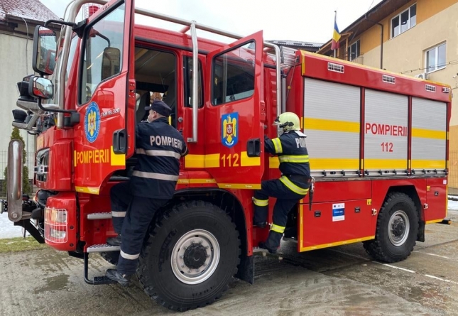 O autospecială nouă – construită pentru intervenția la incendii de pădure – a intrat în dotarea pompierilor militari maramureșeni (FOTO)