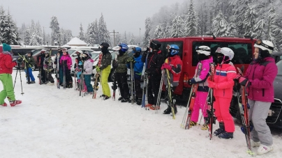 Bucuriile iernii: 17 elevi din Fărcașa au la participat la Școala de schi