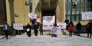 Protest al studenților în fața Prefecturii Maramureș; Și-au arătat dezacordul referitor la eliminarea gratuității transportului feroviar