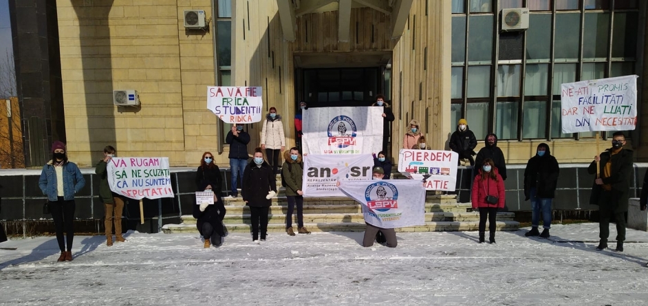 Protest al studenților în fața Prefecturii Maramureș; Și-au arătat dezacordul referitor la eliminarea gratuității transportului feroviar